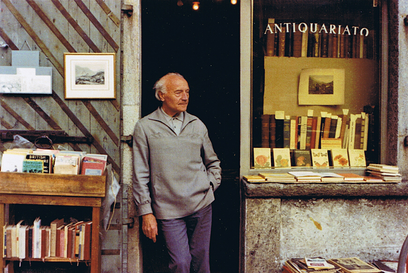 Leo Kok vor seiner ‚Libreria della Rondine’, Ascona